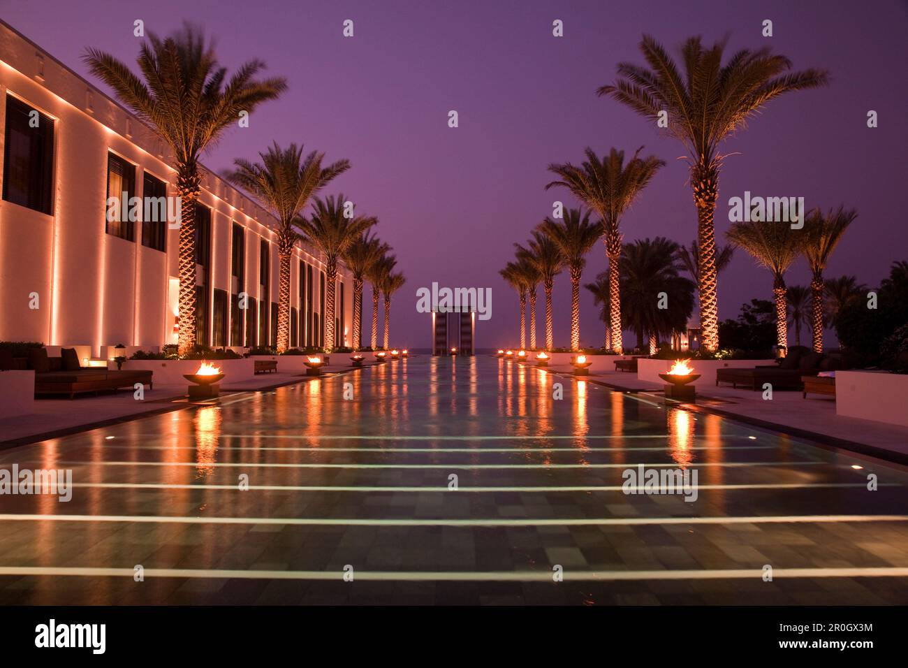 Der lange Pool, The Chedi Muscat Hotel in der Abenddämmerung, Muscat, Masqat, Oman, Arabische Halbinsel Stockfoto