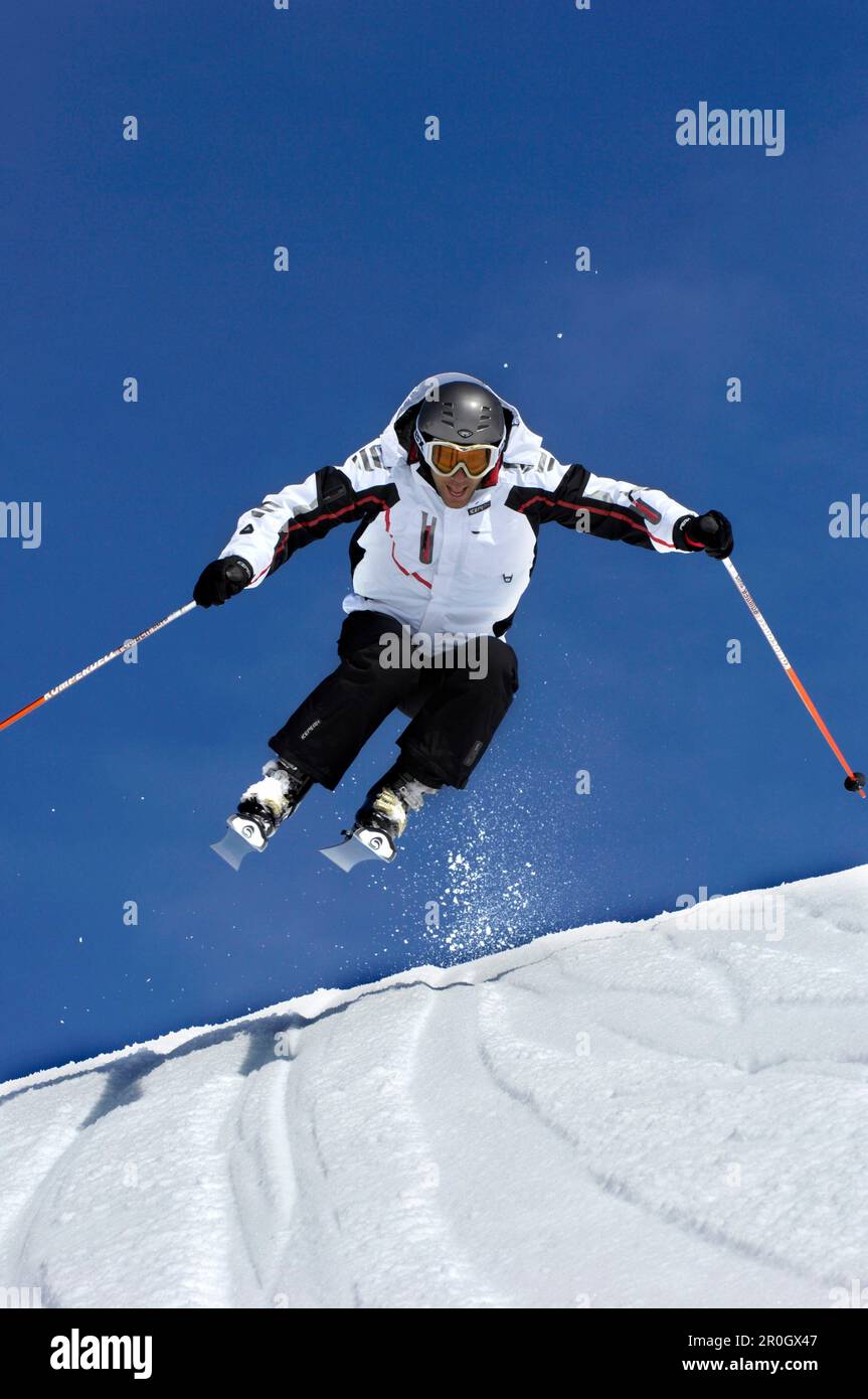 Skifahrer gehen bergab, Südtirol, Italien, Europa Stockfoto