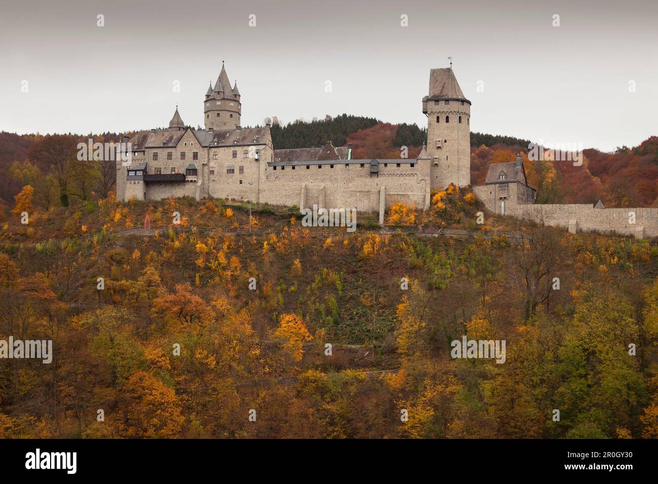 Ansicht der Burg Altena auf einem Sporn, Sauerland, Nordrhein-Westfalen, Deutschland, Europa Stockfoto