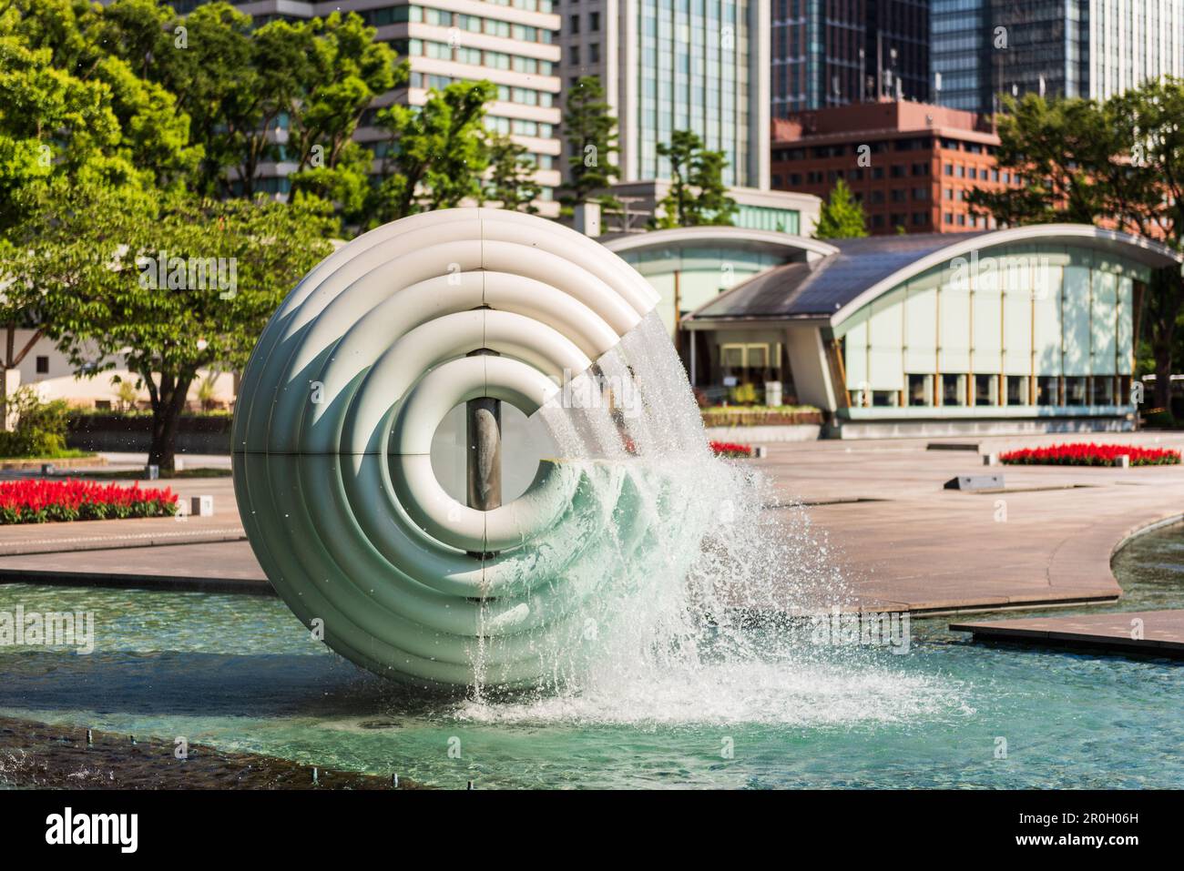 Brunnen in den Ostgärten des Kaiserpalastes im Nationalgarten Kokyo Gaien. Stockfoto