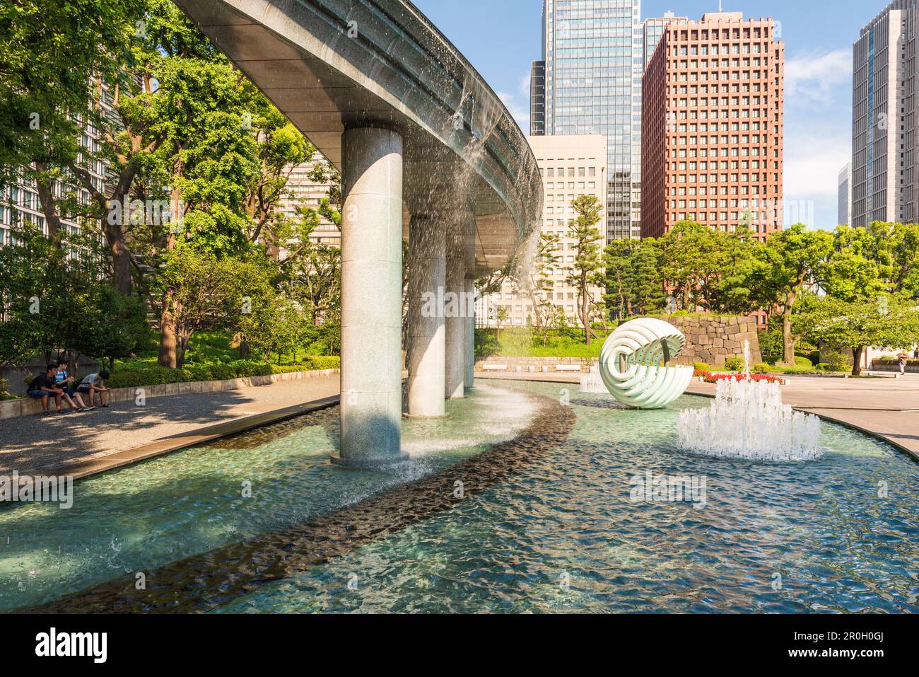 Brunnen in den Ostgärten des Kaiserpalastes im Nationalgarten Kokyo Gaien. Stockfoto