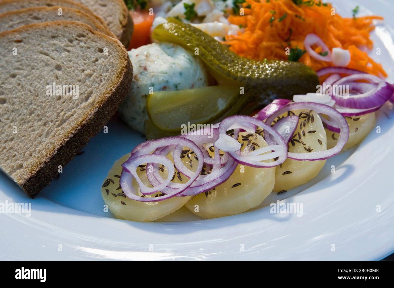 Harzer Käse mit Zwiebeln und Kreuzkümmel, Harzer Spezialität, Harzer Roller, Harz, Niedersachsen, Deutschland Stockfoto