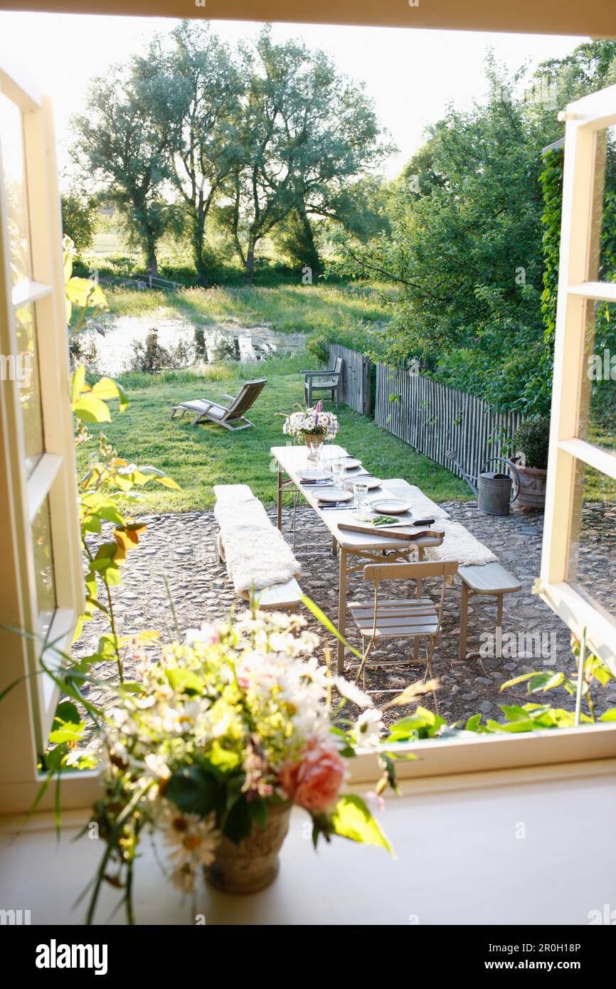 Gut gedeckter Tisch im Garten, Klein Thurow, Roggendorf, Mecklenburg-Vorpommern, Deutschland Stockfoto