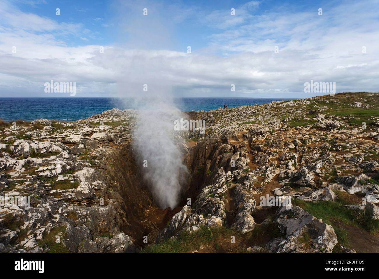 Bufones de las Arenillas, Geysir von Breaker, Karst, Gezeiten, Meer, Atlantik, in der Nähe von Llanes, Camino de la Costa, Küstenstraße, Camino del Norte, Way Stockfoto