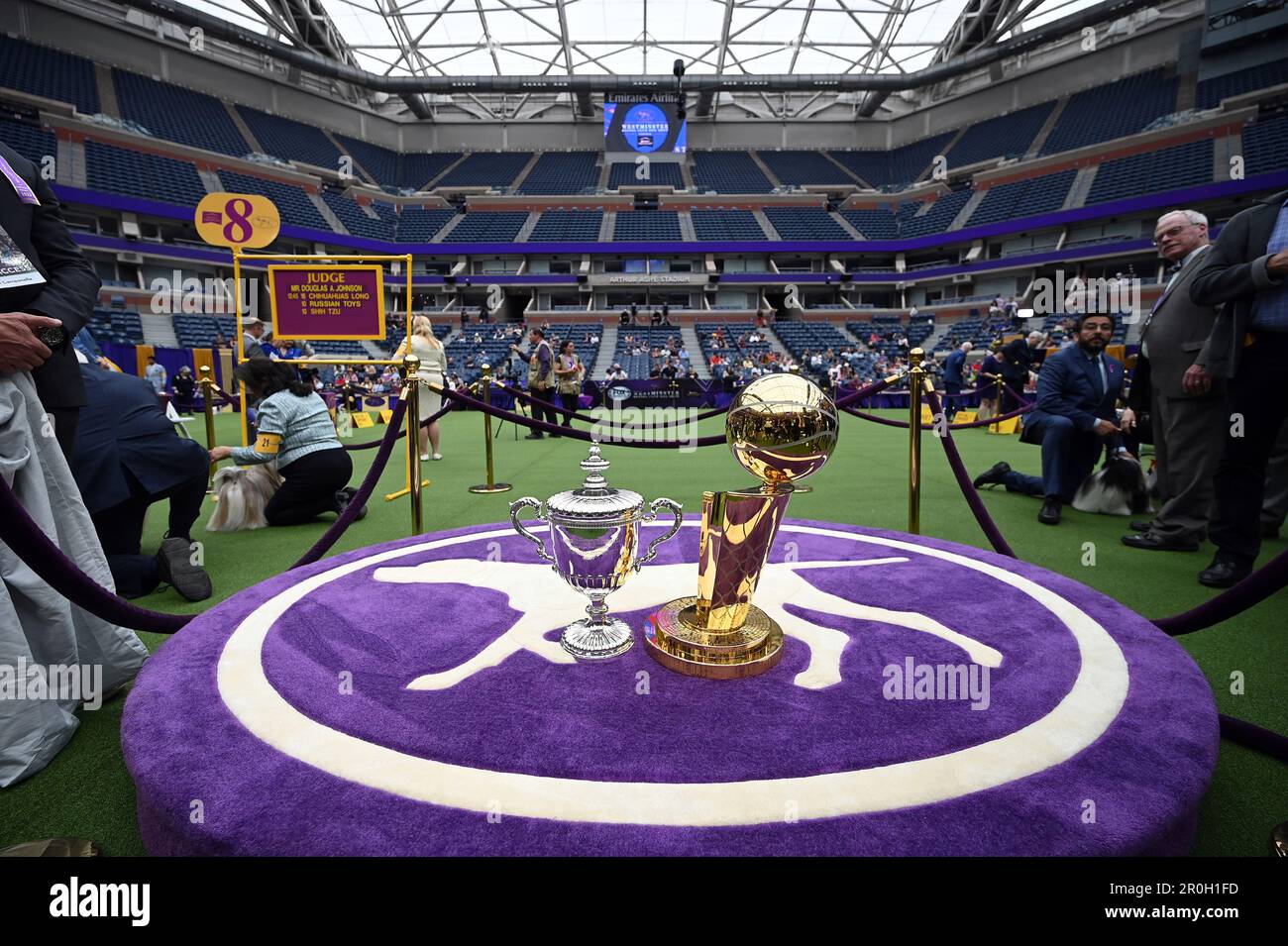 New York, USA. 08. Mai 2023. (L-R) Westminster Kennel Club Dog Trophäe und die Larry O'Brien NBA Championship Trophäen im Arthur Ashe Stadion am ersten Tag der Gruppe, die bei der Westminster Kennel Club Dog Show 147. im USTA Billie Jean King National Tennis Center in Flushing Meadows-Corona Park, Queens, New York, Montag, 8. Mai 2023. (Foto: Anthony Behar/Sipa USA) Guthaben: SIPA USA/Alamy Live News Stockfoto