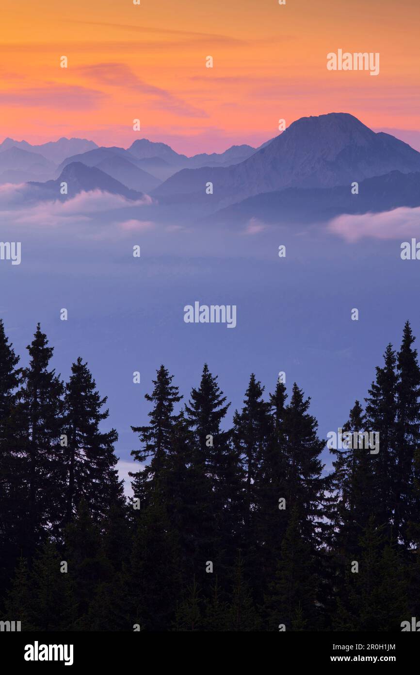 Blick vom Dobratsch auf den Mittagskogel am Morgen, Karawanken, Kärnten, Österreich, Europa Stockfoto