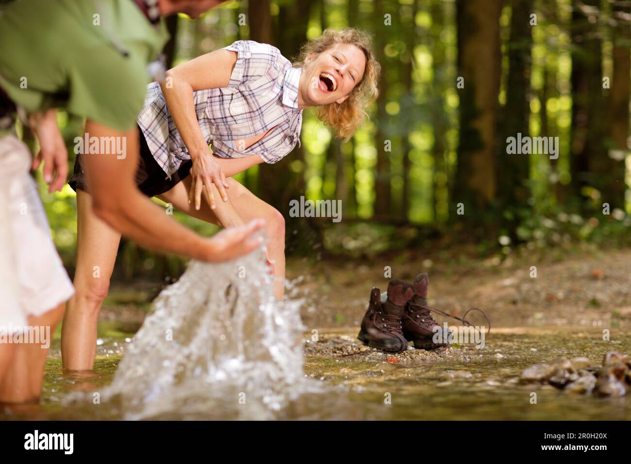 Ein Paar erfrischt sich am Ufer, Degerndorf, Oberbayern, Deutschland, Europa Stockfoto