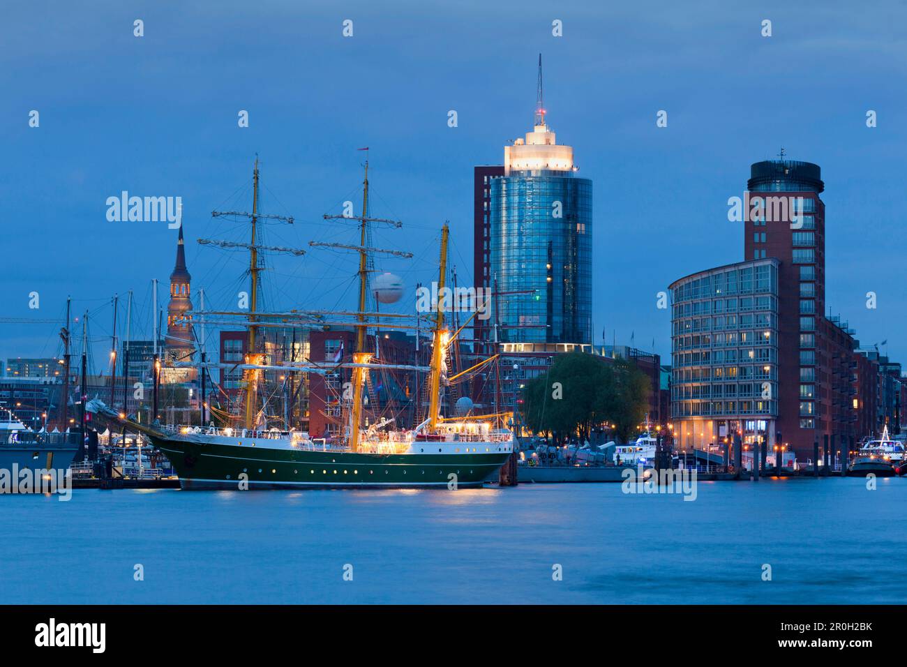 Segelschiff Alexander von Humboldt 2 am Abend im Hafen, Hafenstadt, Hamburg, Deutschland, Europa Stockfoto