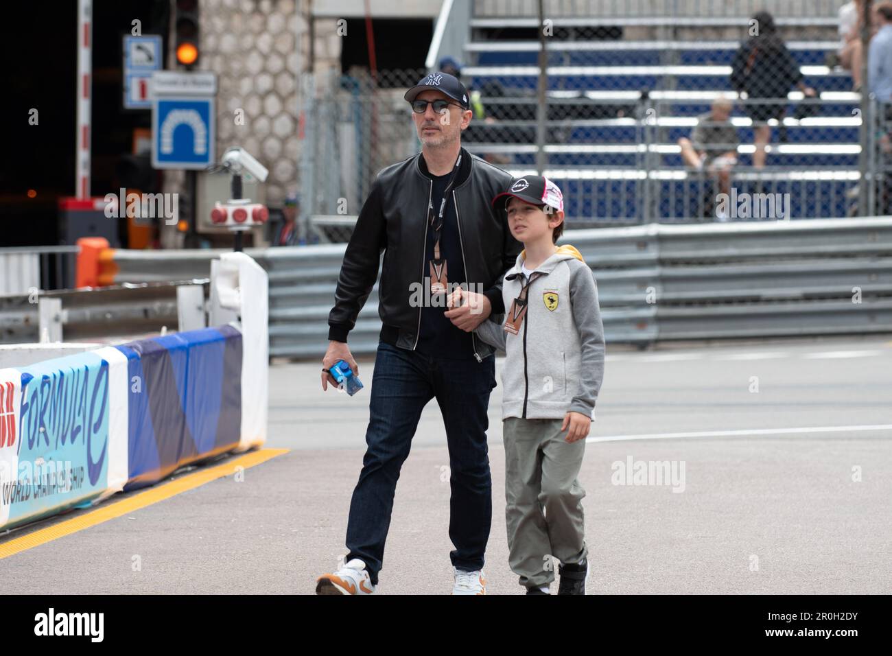 Monaco, Monaco. 06. Mai 2023. Gad Elmaleh nimmt zusammen mit seinem Sohn Raphael Elmaleh am ABB Formel E-Rennen in Monaco Teil. Der Gewinner der 6. Ausgabe der FIA ABB Formel E Weltmeisterschaft am 6. Mai war Nick Cassidy vom Envision Racing Team. Es war sein zweiter Triumph in seiner Karriere. (Foto: Laurent Coust/SOPA Images/Sipa USA) Guthaben: SIPA USA/Alamy Live News Stockfoto