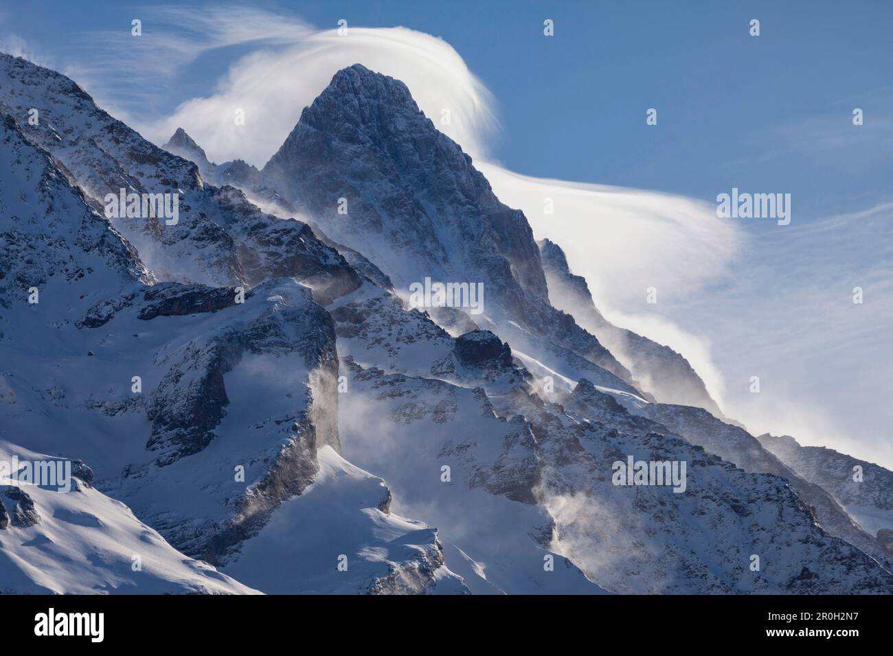 Starke Winde bilden die typische Föhnwolke um den Gipfel von Schreckhorn, Grindelwald, Jungfrauregion, Berner Oberland, Kanton Bern, Schweiz, Euro Stockfoto