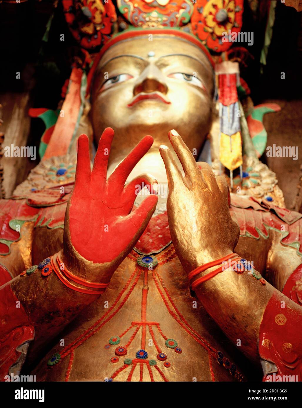4-stöckige Buddha-Statue Maitreya-Tempel im Basgo-Palast, 14. Jahrhundert, ehemaliger Königspalast, UNESCO-Weltkulturerbe, Indus-Tal, Ladakh, Jamm Stockfoto