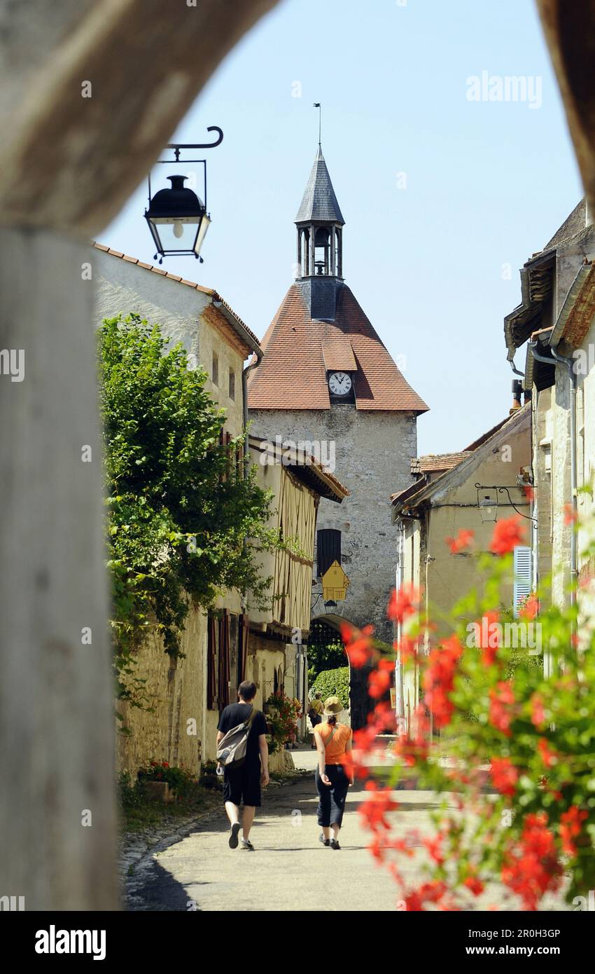 Blick auf das Tor im Dorf Charroux, Tal von Sioule, Bourbonnais, Auvergne, Frankreich, Europa Stockfoto