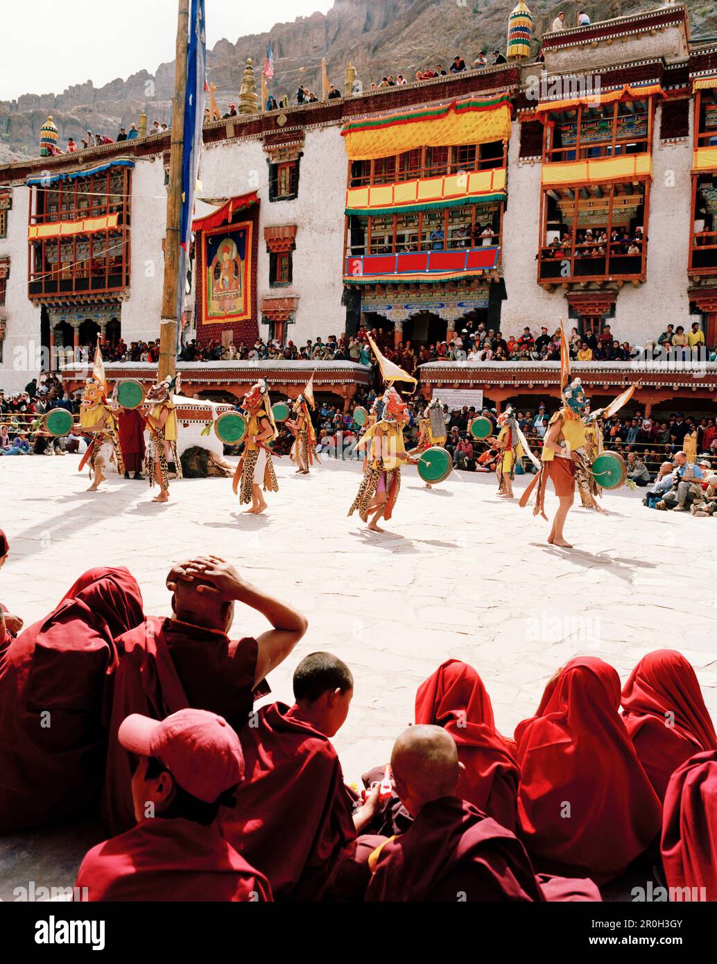 Tanz der Masken im Innenhof während des Hemis Gonpa Festivals im Kloster Hemis, südöstlich von Leh, Ladakh, Jammu und Kaschmir, Indien Stockfoto