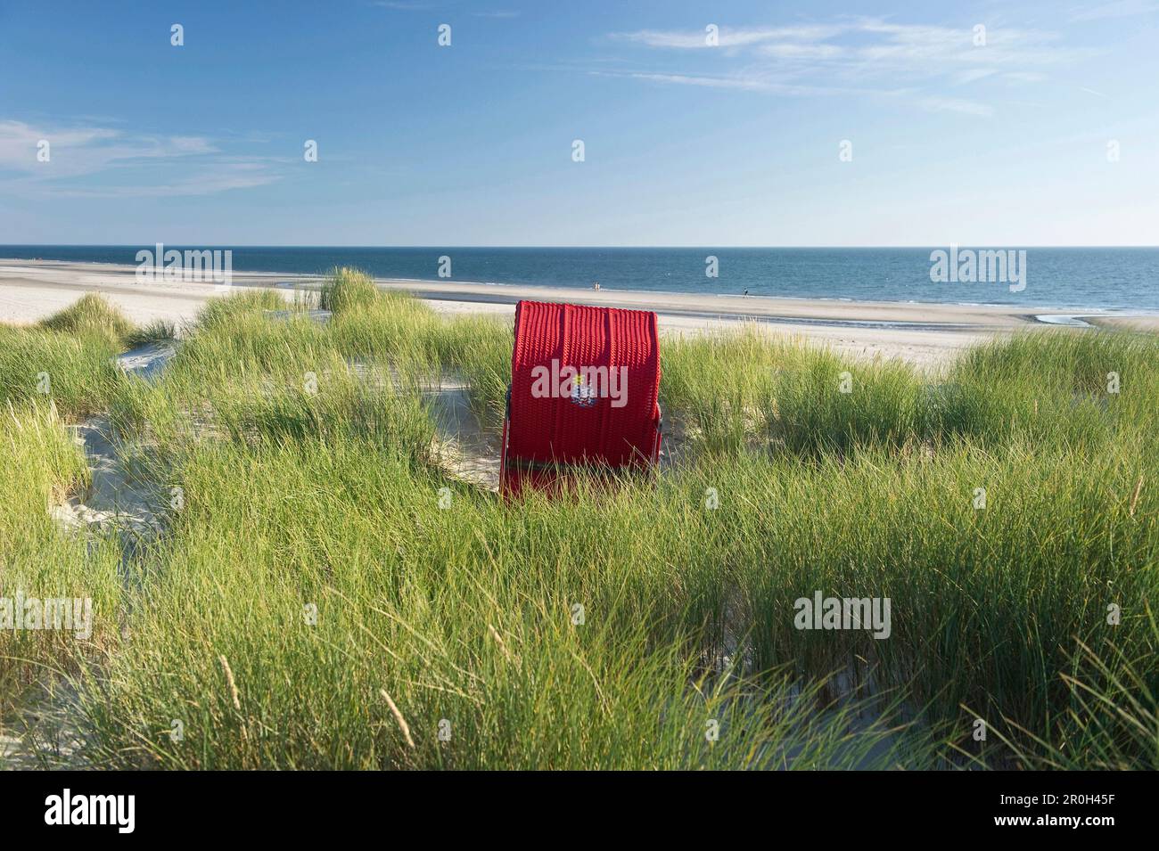 Roter Strandstuhl in den Sanddünen, Sandbank, nahe Nebel, Amrum, Nordfriesische Inseln, Schleswig-Holstein, Deutschland Stockfoto