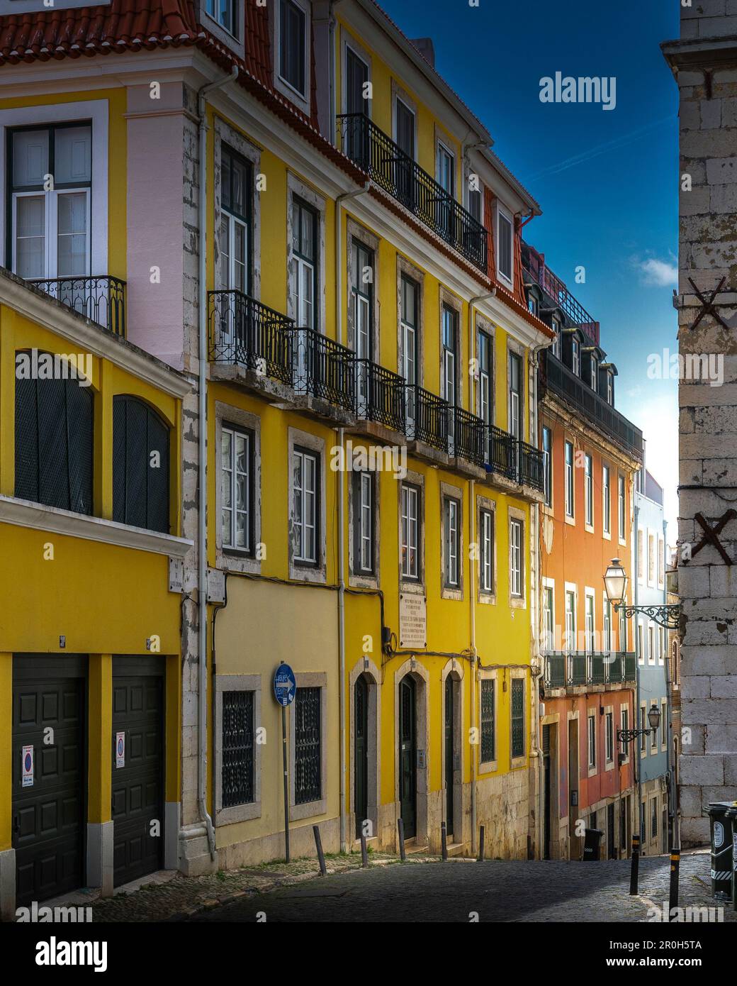 Lissabon, Portugal - 29. April 2023: Farbenfrohe Straßen von Lissabon, Portugal Stockfoto