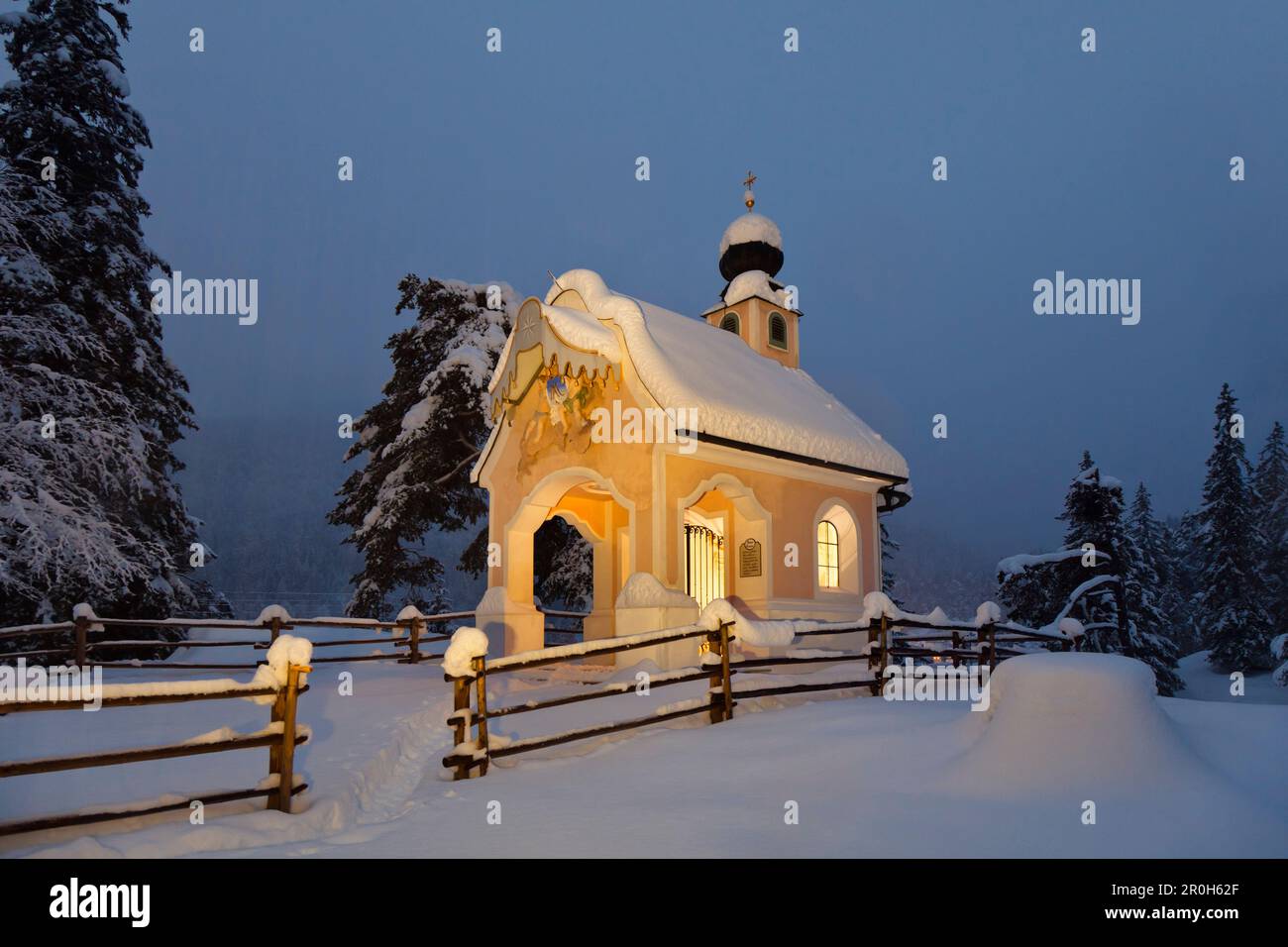 Kapelle Maria Koenigin am See Lautersee in Winter, Mittenwald, Werdenfelser Land, Upper Bavaria, Bavaria, Germany Stockfoto