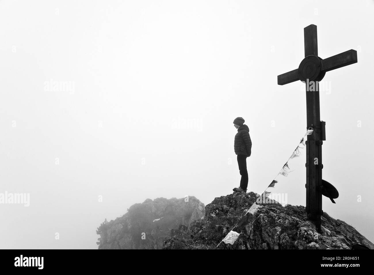 Frau auf dem Gipfel des Buchsteins, Gipfel Landesmeistertitel mit Gebet Fahnen, Tegernseer Hütte, Kreuth, Bayern, Deutschland Stockfoto