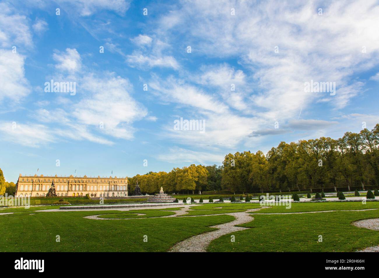 Schloss Herrenchiemsee im Abendlicht mit blauweißem Himmel, Schlosspark, Herbst, Prien auf dem Chiemsee, Herreninsel, Chiemsee, Bayern, Deutschland Stockfoto