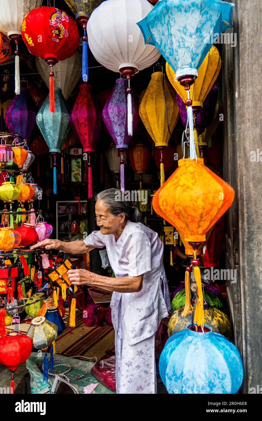Ältere Frauen in einem traditionellen Lampion Shop in Hoi An, Vietnam, Vietnam, Zentralasien Stockfoto