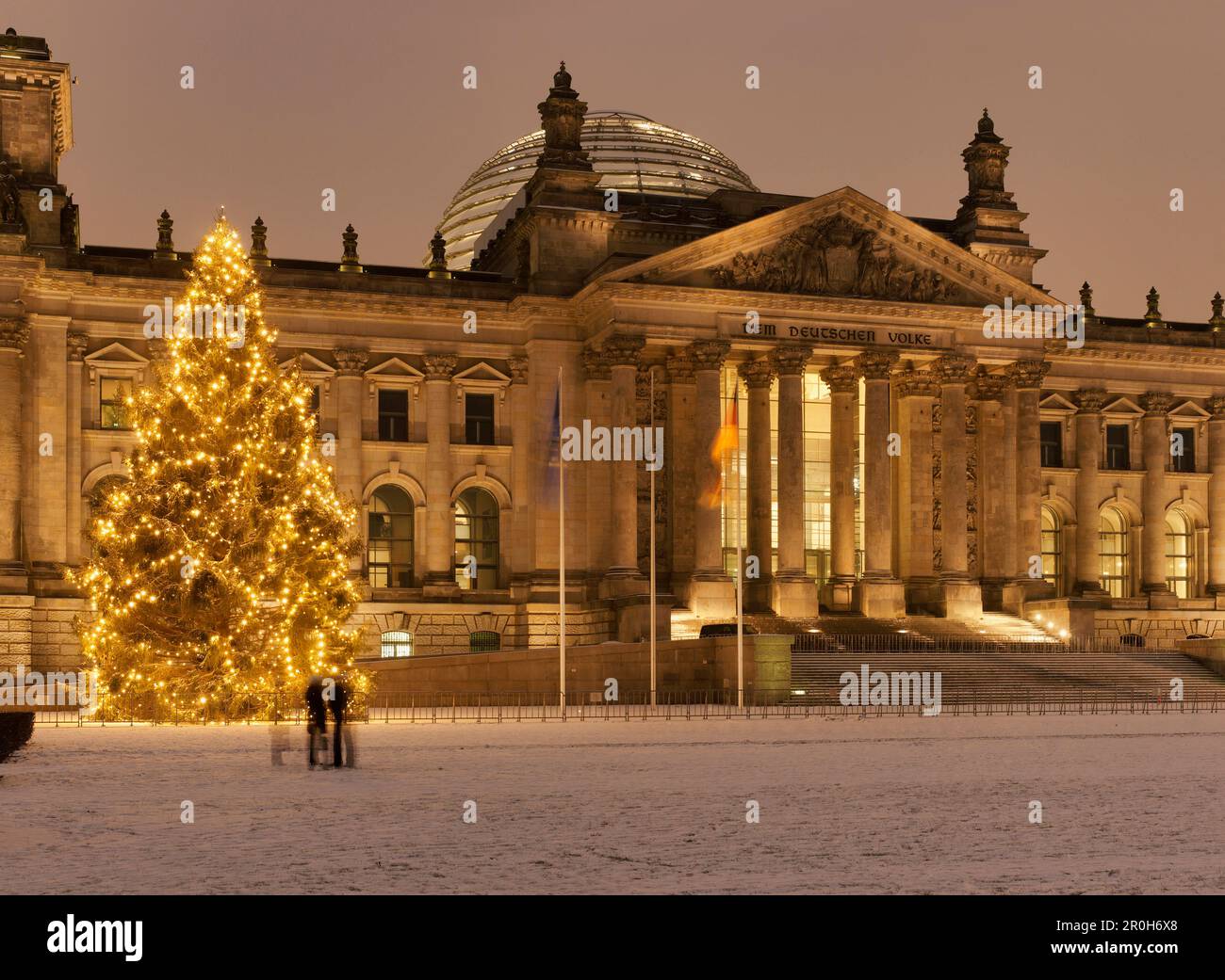 Platz der Republik im Abendlicht mit Reichstagsgebäude, Weihnachtsbaum, Berlin Stockfoto