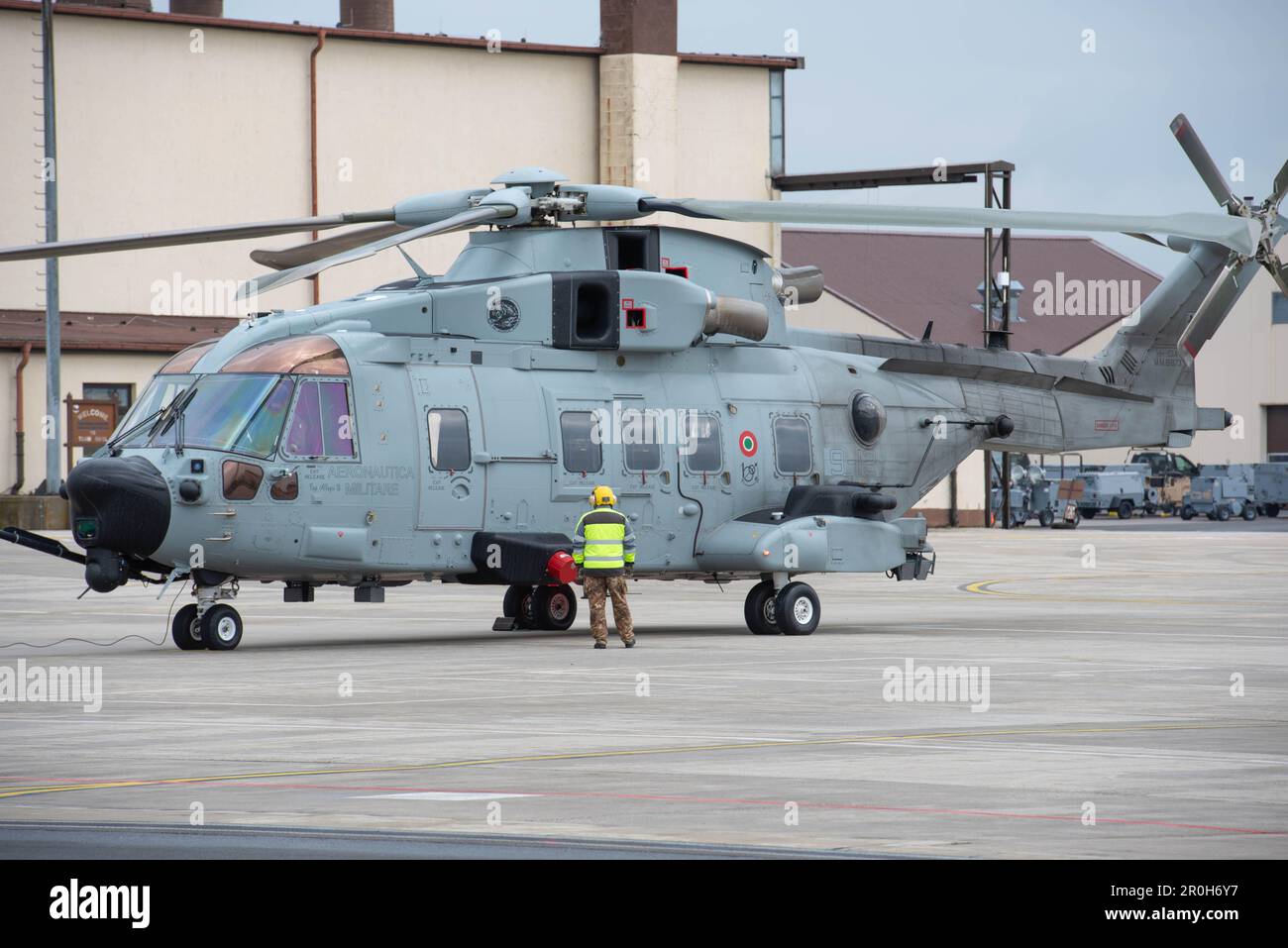 Ein italienisches Air Force-Mitglied bereitet einen HH-101A-Hubschrauber vor, bevor es vom Luftwaffenstützpunkt Spangdahlem, Deutschland, am 24. April 2023 abhebt. ITAF-Mitglieder boten den USA eine Integrations- und Einführungsmöglichkeit Flugzeuge während ihres Besuchs auf dem Luftwaffenstützpunkt Spangdahlem. (USA Air Force Foto von Airman 1. Klasse Imani West) Stockfoto