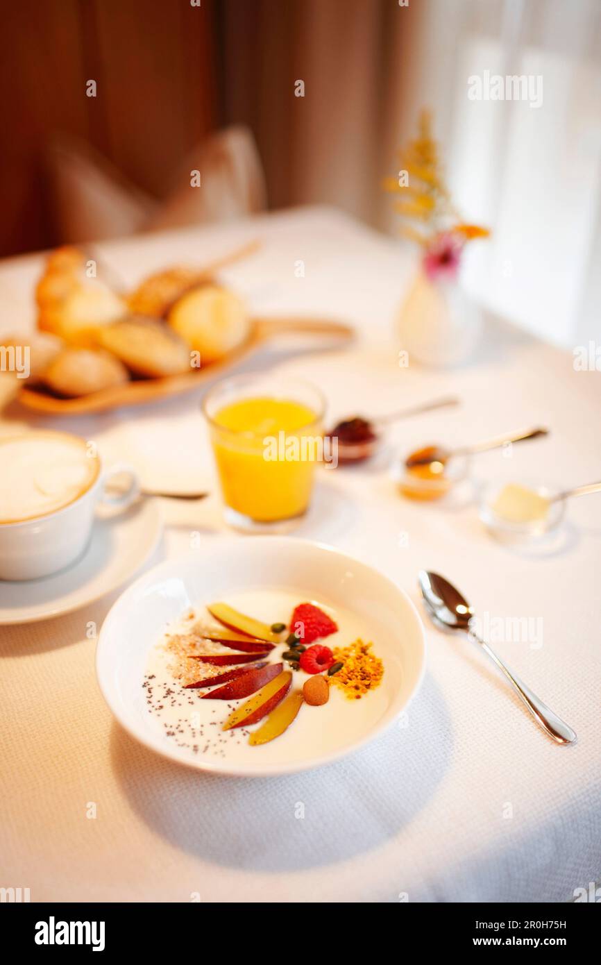 Frühstück mit Müsli, Müsli und Orangensaft, S. Cassiano, Alta Badia, Italien Stockfoto