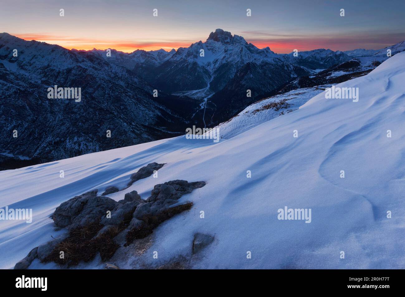 Sonnenuntergang mit Schneestrukturen auf dem Plateau des Monte Piano, mit Blick nach Westen zu den Dolomiti di Braies, den Sexten Dolomiten, Südtirol, Italien Stockfoto