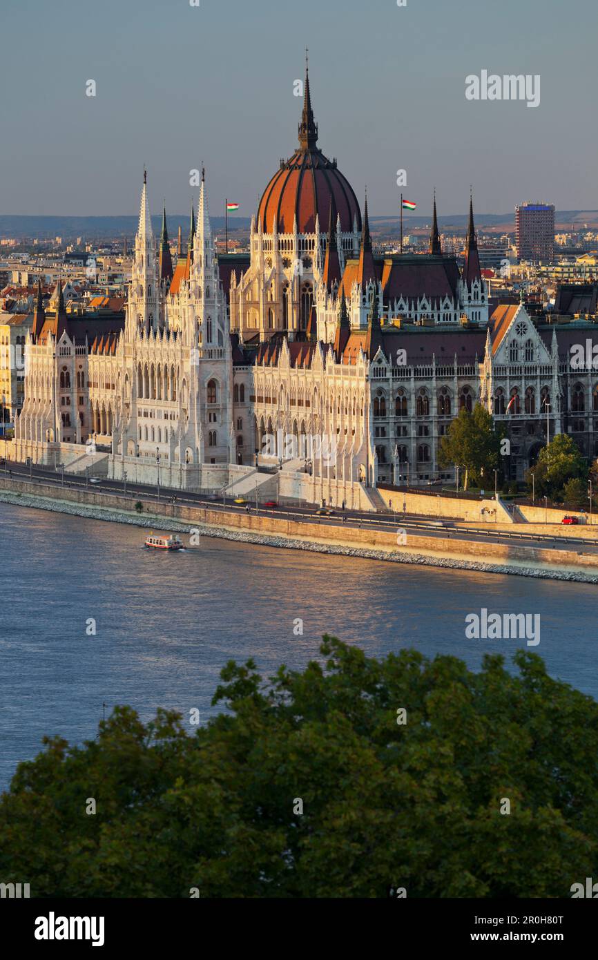 Parlament über die Donau Ufer, Lajos Kossuth Platz, Donau, Budapest, Ungarn Stockfoto