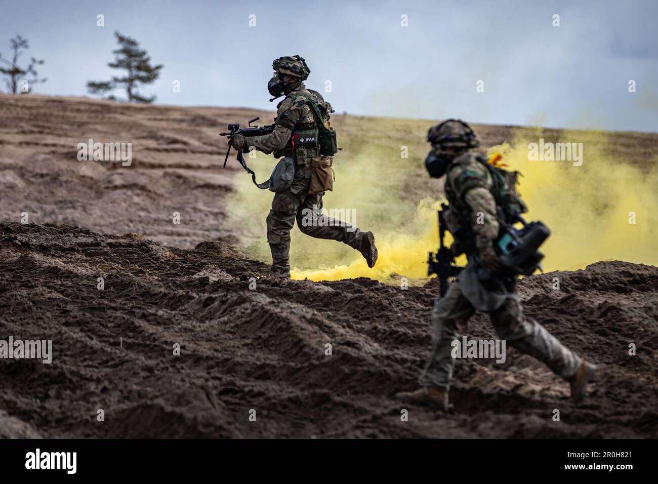 USA Soldaten, die dem 2. Panzerbrigade-Kampfteam, 1. Kavalleriedivision, zugeteilt wurden, um die 4. Infanteriedivision zu unterstützen, laufen während des Trainings Arrow 23 in Niinisalo, Finnland, am 5. Mai 2023 über offenes Gelände. Exercise Arrow ist eine jährliche multinationale Übung, an der Streitkräfte aus den USA, Großbritannien, Lettland, Litauen und Estland teilnehmen, die mit den finnischen Streitkräften in hochintensiven Truppeneinsätzen und Live-Fire-Übungen trainieren, um die militärische Bereitschaft zu erhöhen und die Interoperabilität zwischen den Partnerländern zu fördern. (USA Armeenationalgarde (Foto von Sergeant John Schoebel) Stockfoto