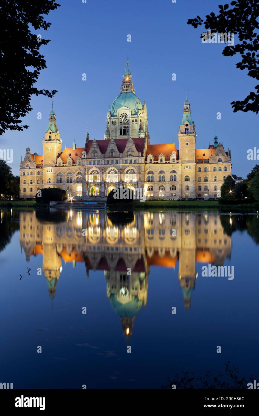 Neues Rathaus in der Nacht, Spiegelbild im Wasser, Neues Rathaus, Maschteich, Maschpark, Hannover, Niedersachsen, Deutschland Stockfoto