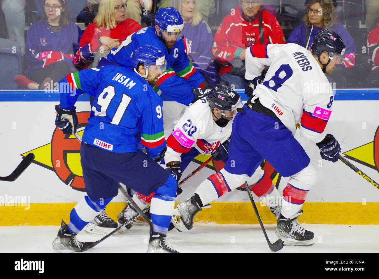 Nottingham, 5. Mai 2023. Thomas Larkin und Marco Insam spielen für Italien und Jonathan Phillips und Marco Insam spielen für Großbritannien während eines Spiels bei der Ice Hockey World Championship 2023, Division I, Gruppe A in der Motorpoint Arena, Nottingham. Kredit: Colin Edwards Stockfoto