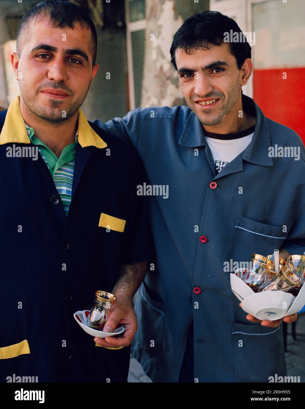 Türkei, Istanbul, Portrait von Mitte der erwachsenen Männer holding Kaffee Tassen Stockfoto