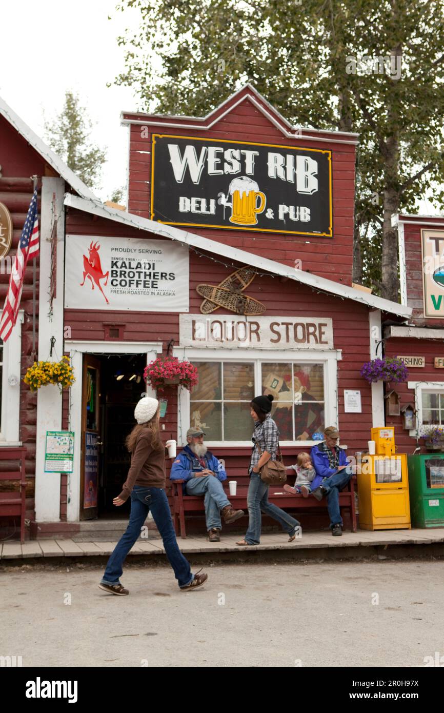 ALASKA, Talkeenta, Nagleys Geschäft und Spirituosengeschäft an der Hauptstraße in der Mitte der Stadt Stockfoto