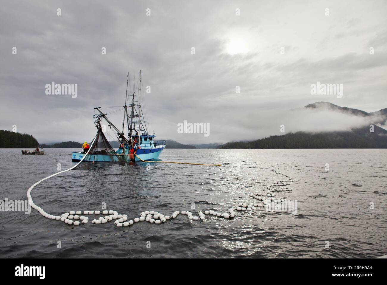 ALASKA, Sitka, Wadenfänger fischen vor Deep Inlet, Big Fjord, dem Berg Redoubt Bay Stockfoto