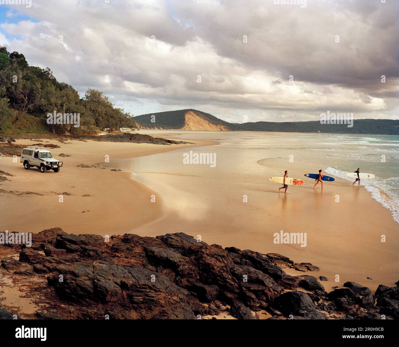 AUSTRALIEN, Queensland, Noosa Heads, Surfer erkunden 40 Mile Beach, um einige Wellen zu finden Stockfoto