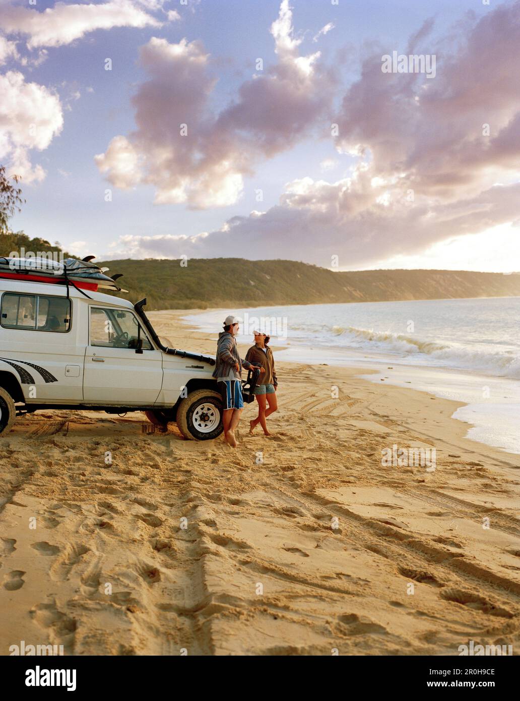 AUSTRALIEN, Queensland, Noosa Heads, Surfer erkunden 40 Mile Beach, um einige Wellen zu finden Stockfoto