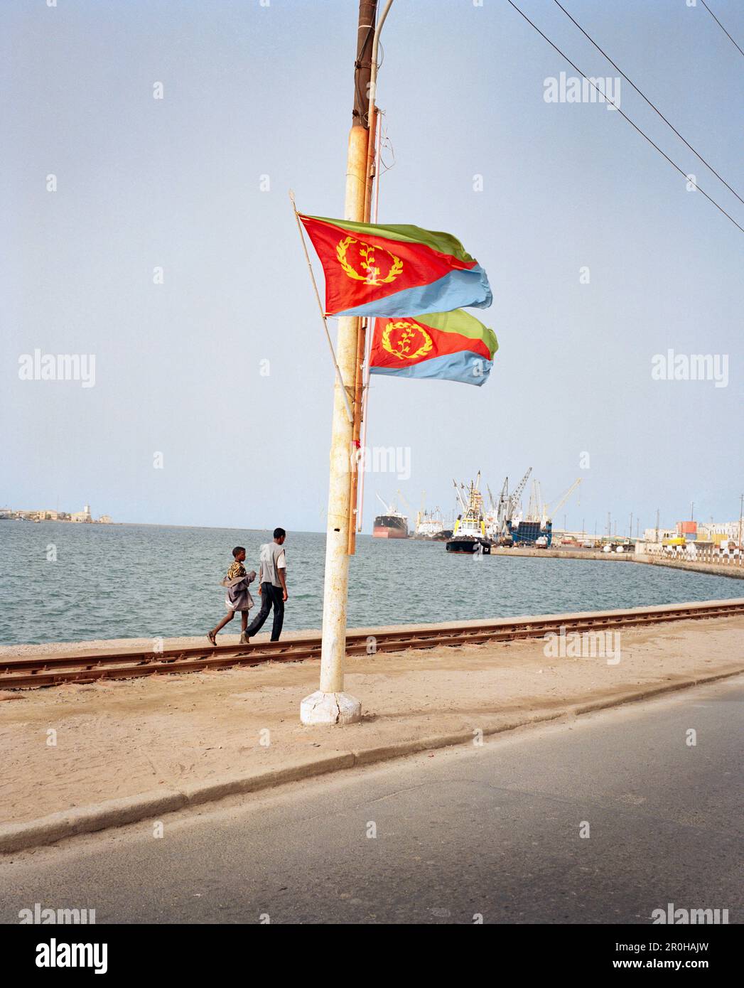 ERITREA, Massawa, zwei Männer gehen am Ufer entlang in Richtung Hafen von Massawa am Roten Meer Stockfoto