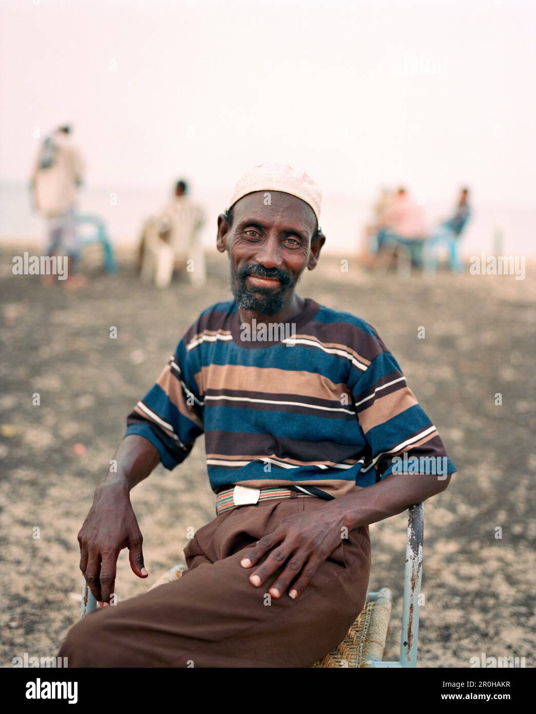 ERITREA, Massawa, Abdullah wartet auf seinen Kaffee in einem Café im Freien am Hafen von Massawa Stockfoto