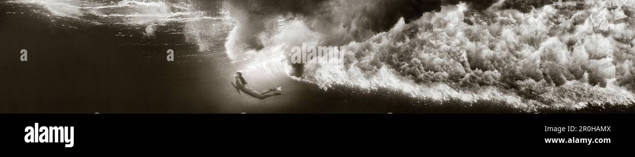 FIDSCHI, Frau, die unter einer Welle schwimmt, Südliche Lau-Inseln (B&W) Stockfoto