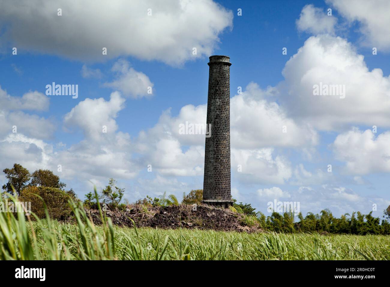 MAURITIUS, Hunderte alter Schornsteine der Zuckerrohrraffinerie, werden als Erinnerung an die einst geschäftige Zuckerrohrindustrie zurückgelassen Stockfoto