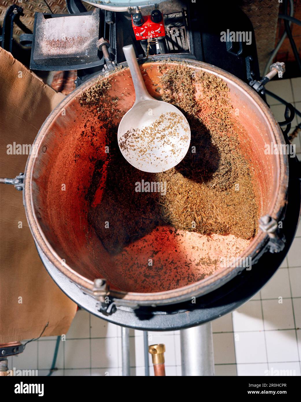SCHWEIZ, Couvet, Kräuter und Ausrüstung zur Herstellung von Absinthe, Artemisia Distillerie, Jura-Region Stockfoto