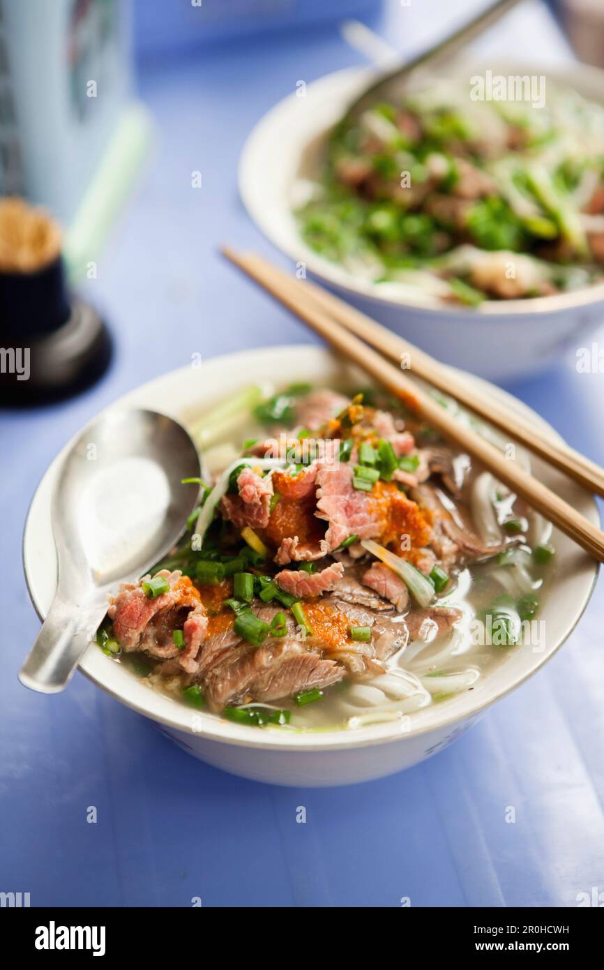 VIETNAM, Hanoi, Schalen mit Pho bo oder Rindernudelschüsseln auf einem Tisch im Restaurant Pho Gia Truyen, auch bekannt als 49 bat Dan Stockfoto