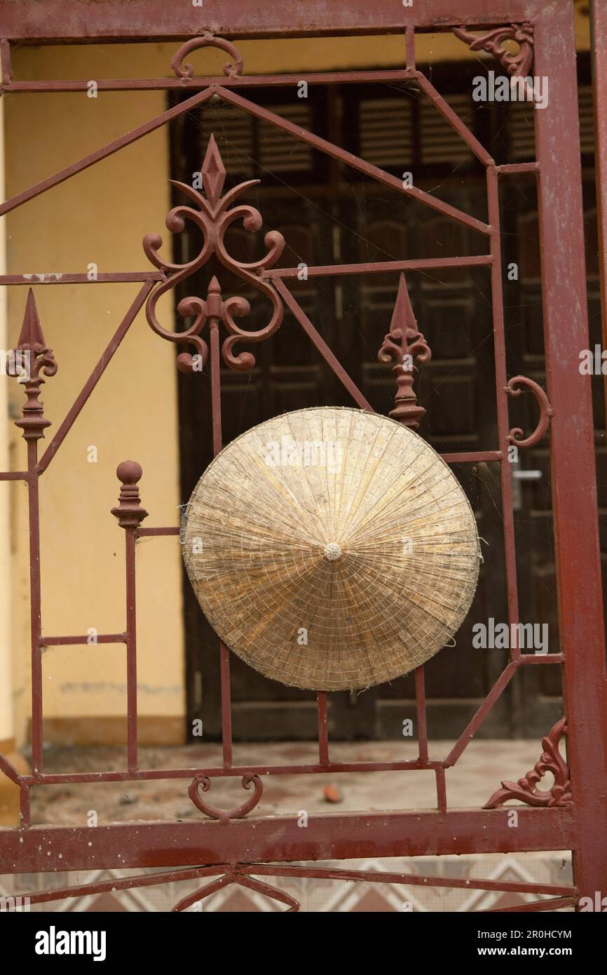 VIETNAM, Hanoi, auf dem Land, ein Hut hängt an einem Tor vor einem Haus im Dorf Y, Thanh Bac Ninh Stockfoto
