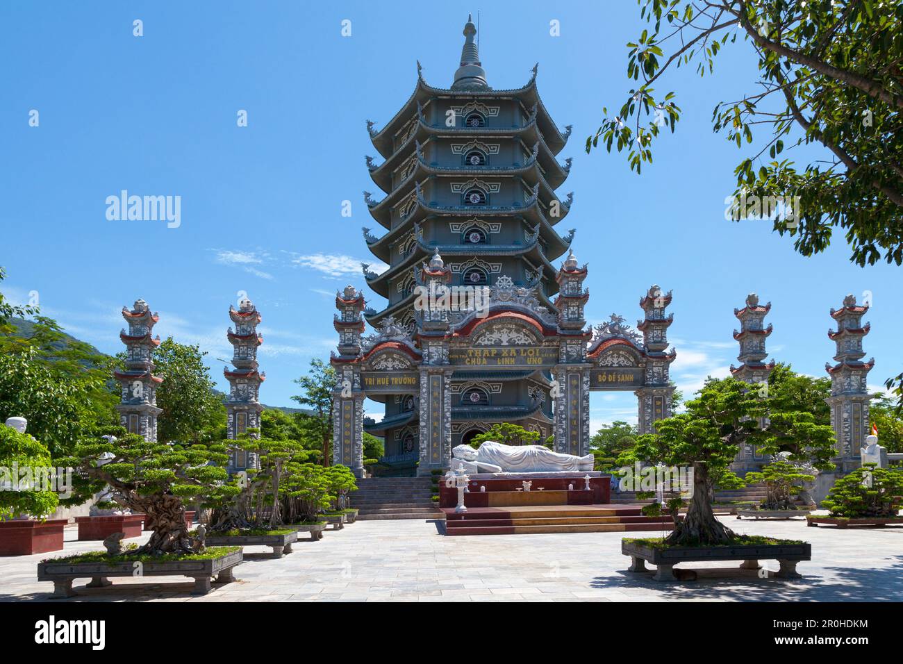 Weiße Marmorstatue, die den liegenden Buddha am Fuße des Reliquieturms in der Linh Ung Pagode auf dem Son Tra Mountain darstellt. Stockfoto
