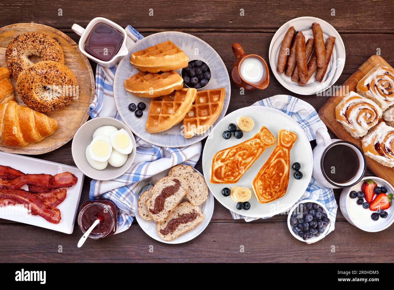 Vatertag Frühstück Tischszene. Draufsicht auf dunklem Holzhintergrund. Pfannkuchen, Toast mit Schnurrbart und eine Auswahl an Essen nach Dad-Motto. Stockfoto