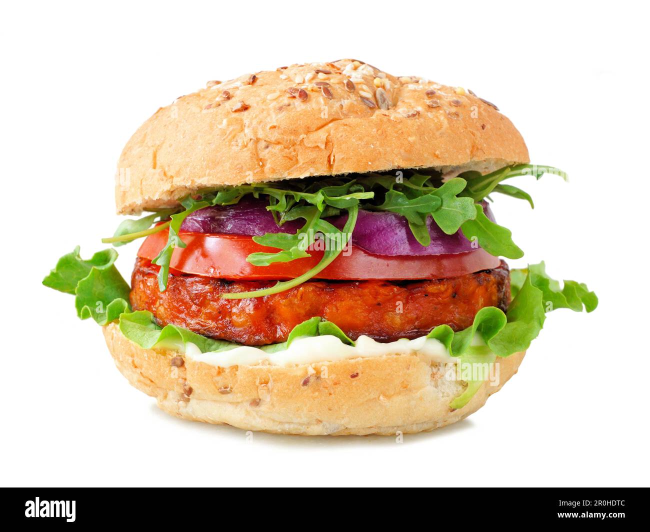 Fleischloser Burger aus Kichererbsen und Süßkartoffeln auf pflanzlicher Basis auf einem Vollkornbrötchen, isoliert auf weißem Hintergrund Stockfoto