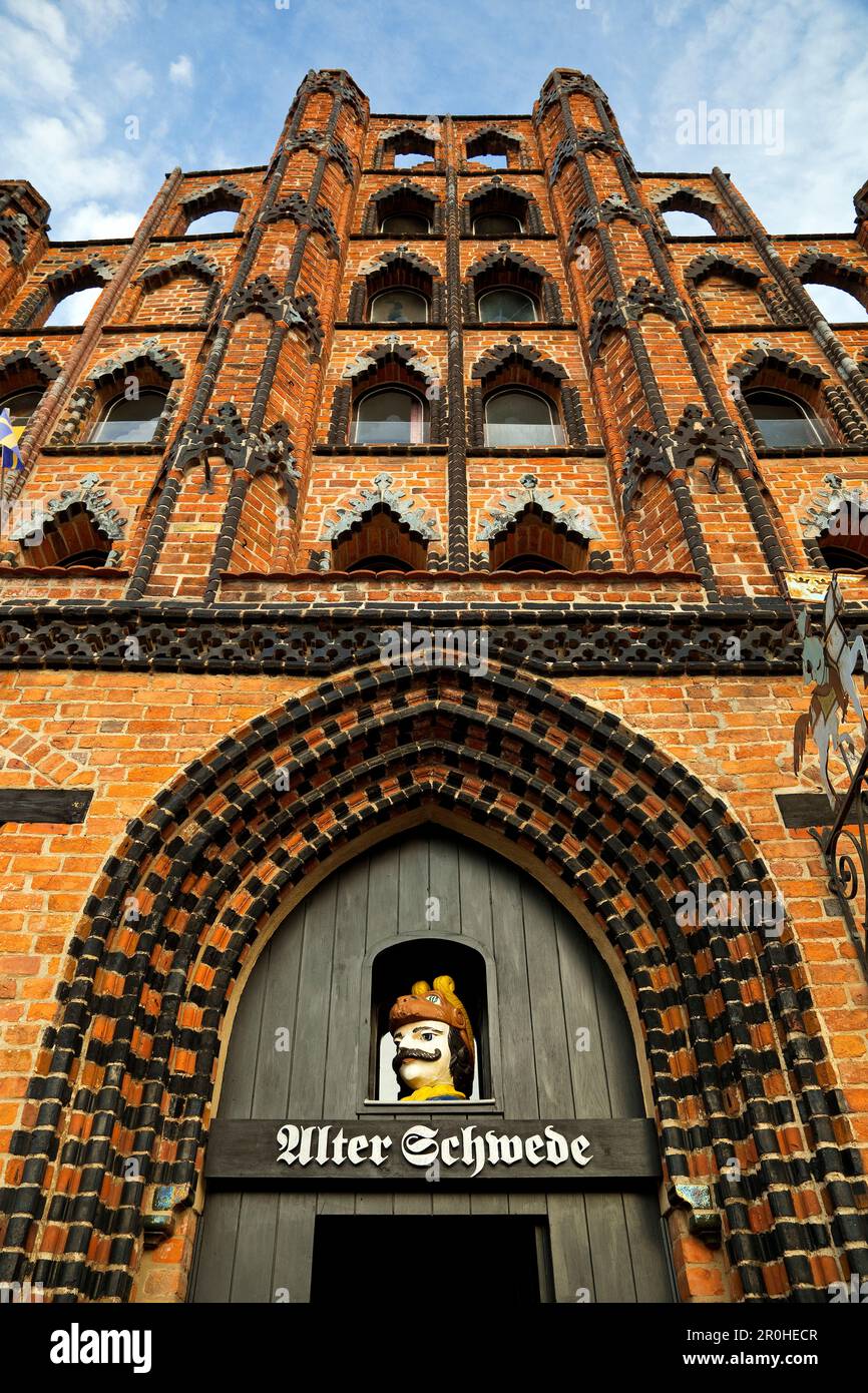 Ältestes Stadthaus der Stadt auf dem Marktplatz, Schwedenkopf im Portal über der Tür des AltschSchweden, Deutschland, Mecklenburg-West Stockfoto