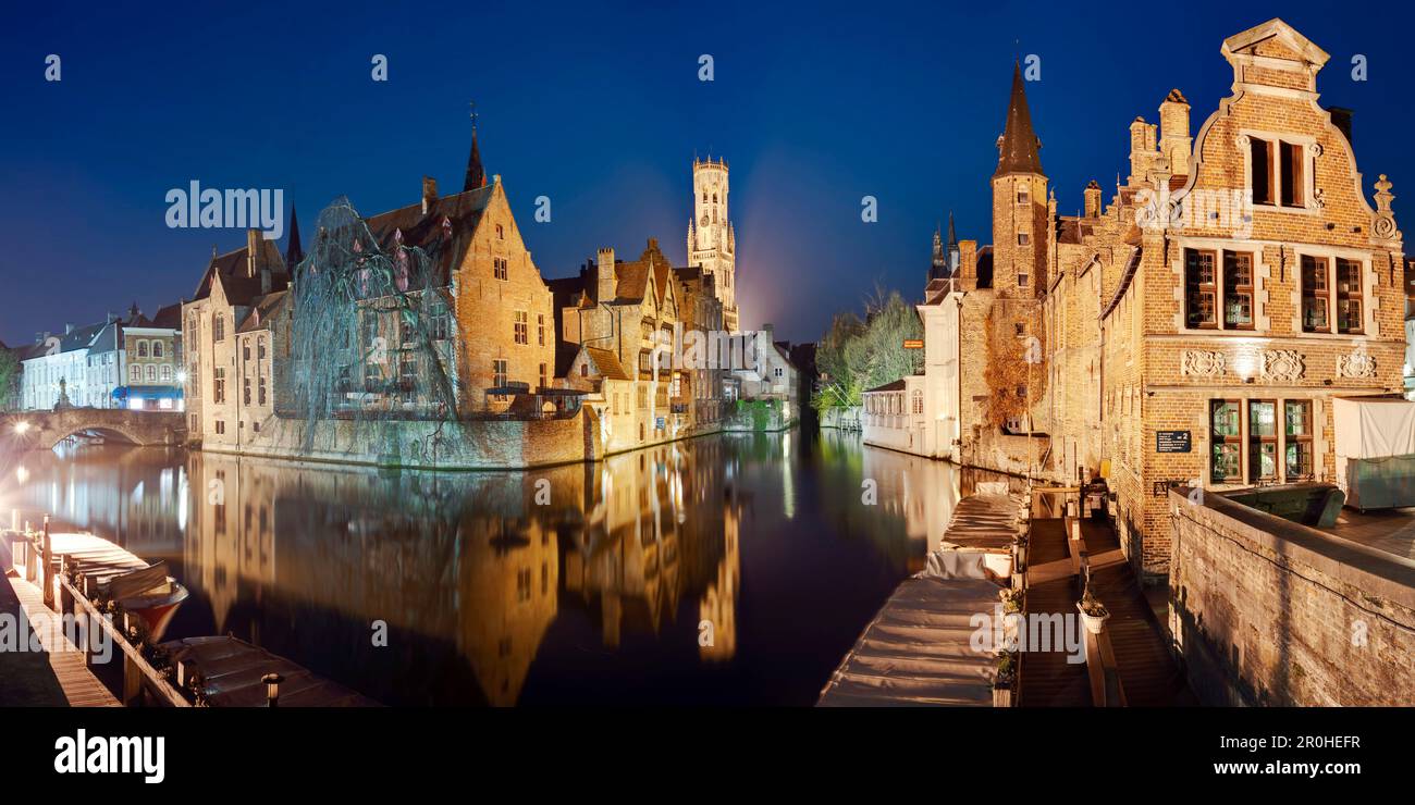 Panoramablick auf die historische Stadt Brügge mit Kanälen und Blick auf Rozenhoedkaai und den Glockenturm in Flandern, Belgien Stockfoto