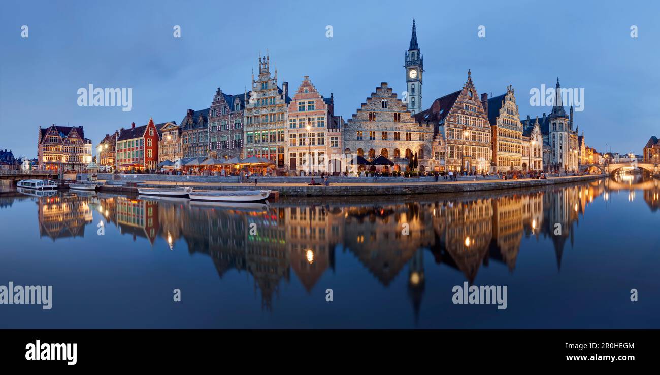 Panoramablick auf die historischen Gildenhäuser von Graselei mit ihrer Reflexion im Fluss Lys in der Altstadt von Gent mit dem Turm des Postamts in t Stockfoto