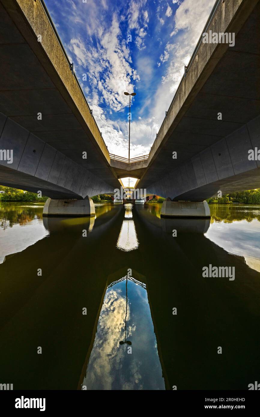 Unter der Brücke von B54 über den See Aasee, Deutschland, Nordrhein-Westfalen, Munster Stockfoto